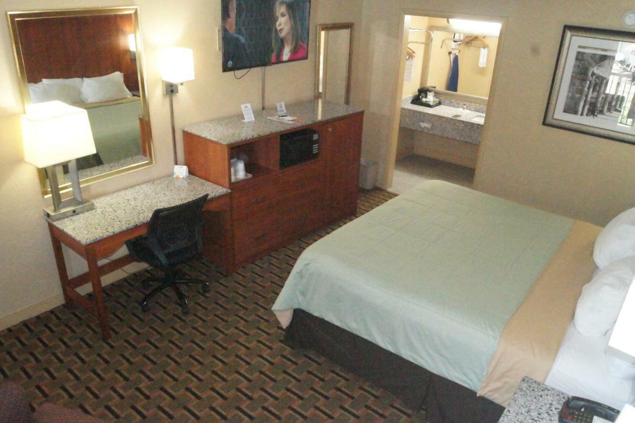 Days Inn By Wyndham Durham/Near Duke University Kültér fotó